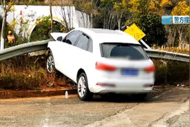 危险！高速上越野车“迷之变道”引发事故图片