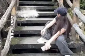 女生爬山遇毒蛇 竟凑上前合影：听说四五百万一条图片