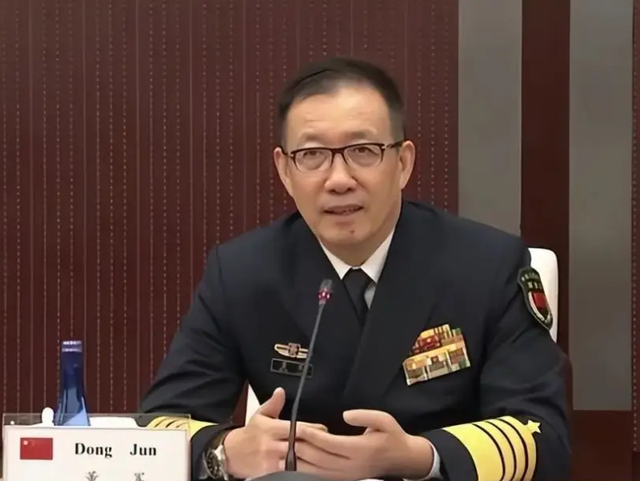 董军发统一强音，为跟中方谈，美媒放出消息，特朗普叫停对台军援