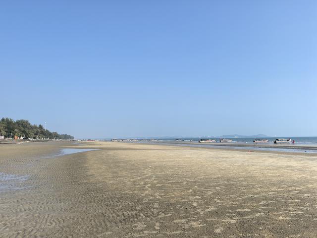 七绝·东兴万尾金滩游