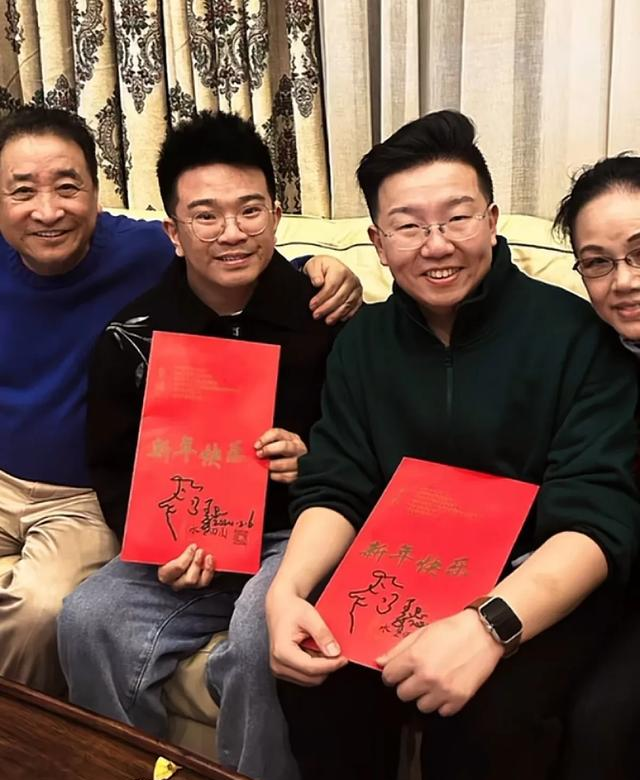 相声名家姜昆夫妇偕戴志诚	、郑健、大山、周炜与青年相声演员欢聚