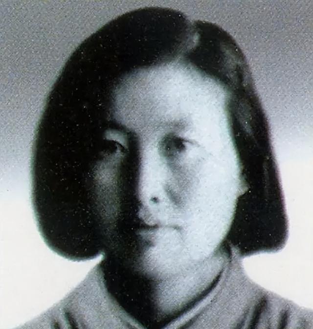 韩先楚夫人有多美？这是1970年留影	，她50岁，皮肤白皙，气质非凡