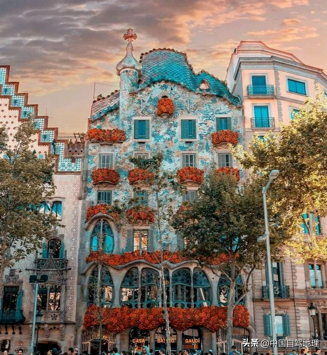 144年后，“史上最牛烂尾楼”终于封顶！|中国自驾地理