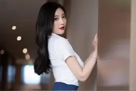 杨晨晨性感蜕变！白衬衫邂逅包臀裙，演绎极致优雅身姿图片