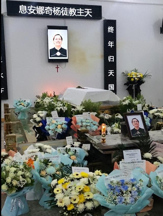 奇娜父母看升旗没哭，看完毛主席却崩溃暴哭，没想到被一小吃治愈