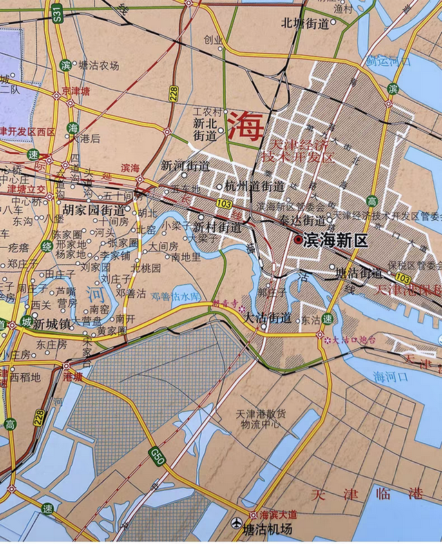 天津不仅有海河，还能看海，滨海新区的海景和海鲜不错