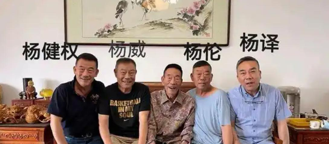 杨少华刚头七！杨伦后脚住院，恶心一幕出现，杨议探望嘴欠遭声讨