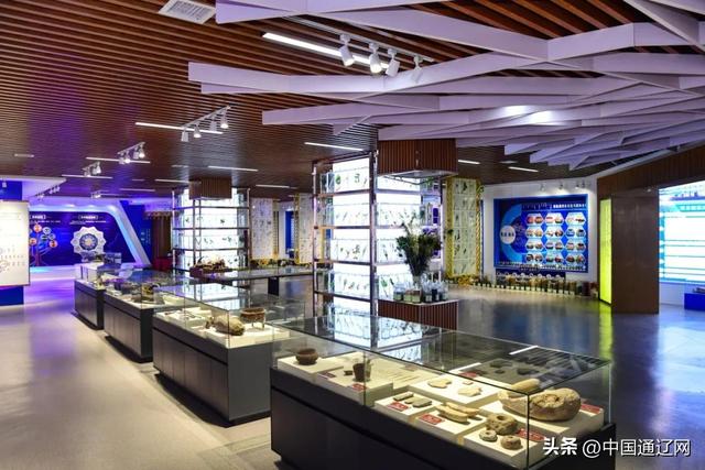 博物馆的玻璃柜内外：千年蒙医药的过去被珍藏，未来正在书写……