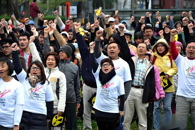 在中日关系敏感时期，他竟然率团赴日访问，为了刷存在感毫无底线