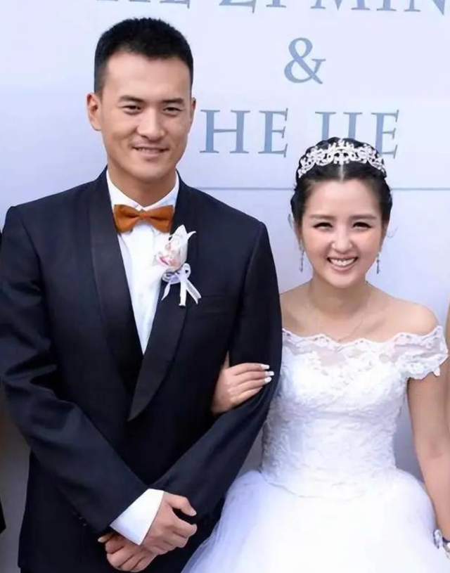 39岁何洁演唱会状态曝光	，肚子三层肉腋下勒出副乳，养4娃显疲惫