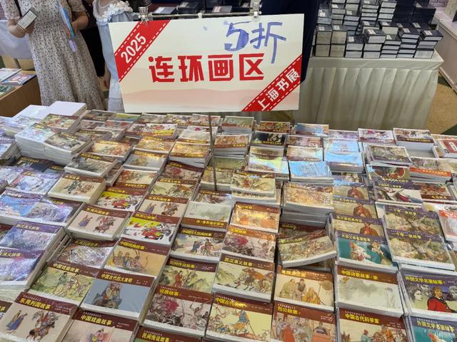 淘书逛展、夜游夜市、盖章打卡……上海书展的快乐，弥漫在整座城市→