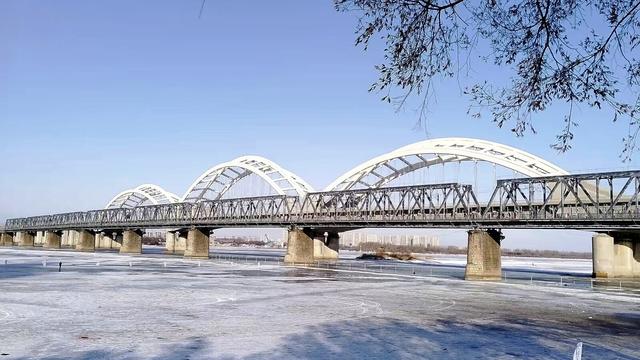 凭栏尽揽姑苏美，心潮漫涌冰城娇