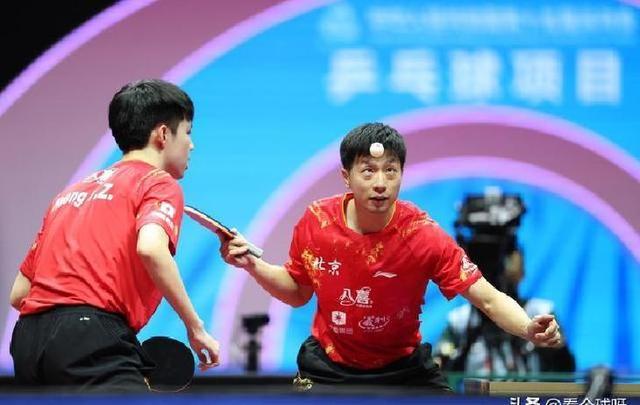 对不起家人同事！许昕采访时“乱出金句	”，樊振东笑到合不拢嘴