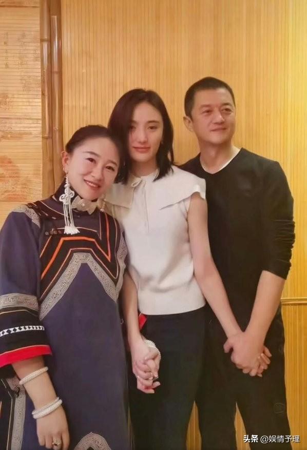 53岁李亚鹏现状：公司狂赚70亿，却住乡下吃野菜，小娇妻不离不弃