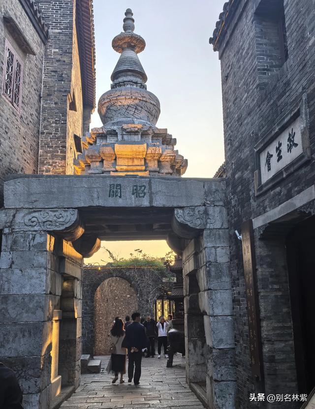 离开扬州在东站发生一件有惊无险的事，到镇江住青旅，游览西津渡