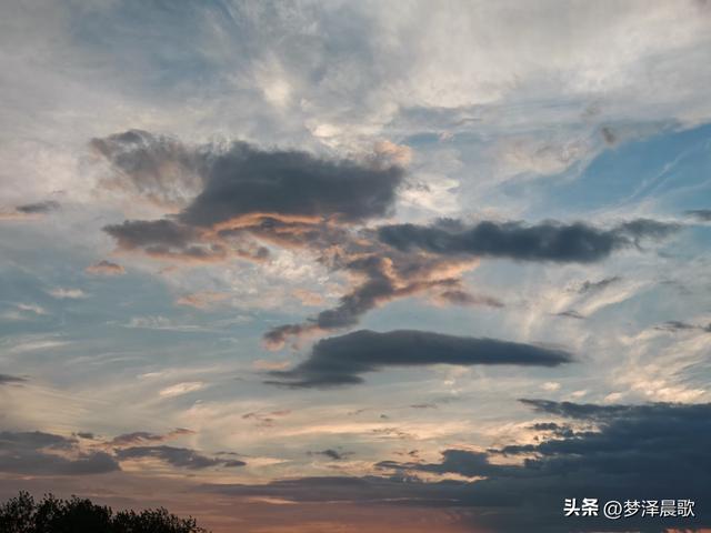 湖北云梦：天工挥彩绘就"霞光巨人"奇观