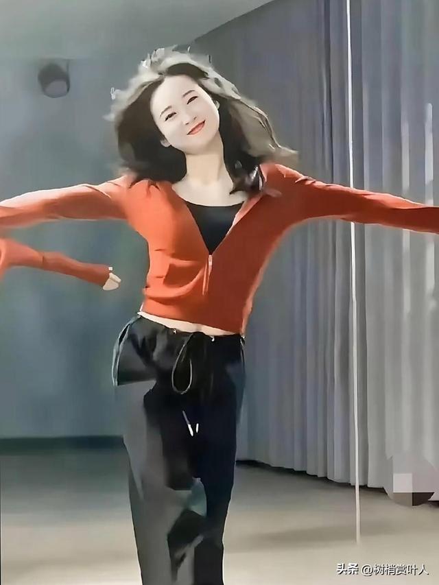 贾玲美的都快认不出来了。