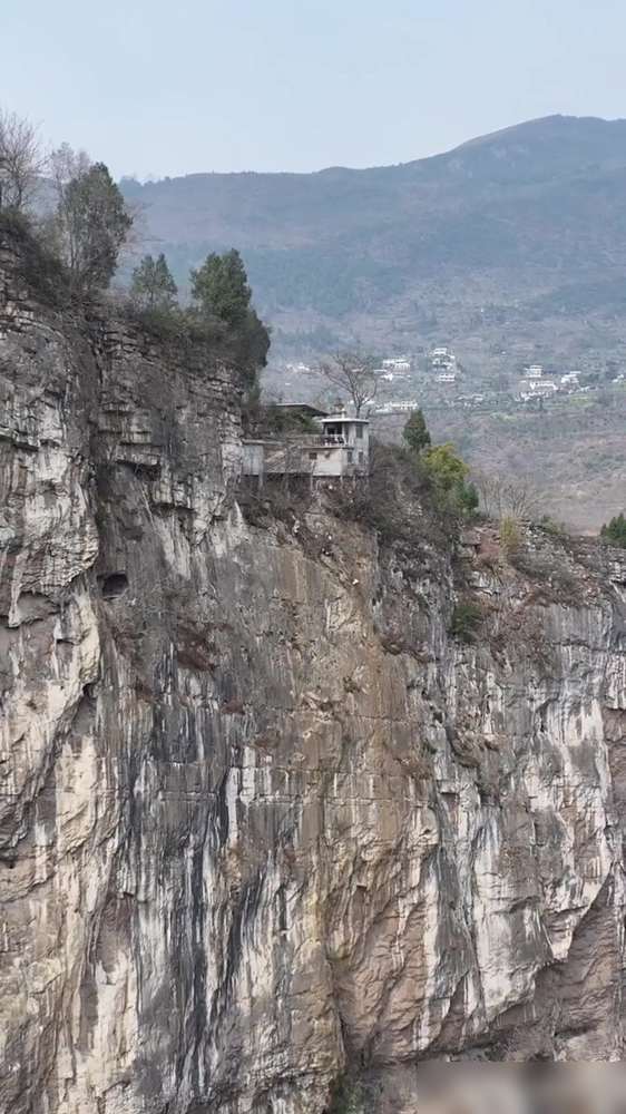 重庆大山一座“悬景房”，与河谷落差300余米，让你住，你愿意吗