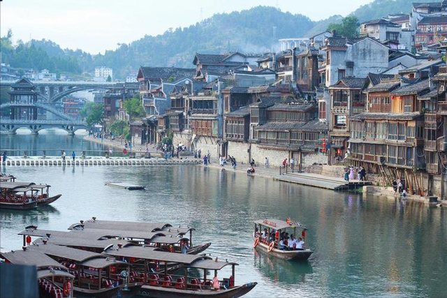 偷闲赴凤凰之游，好友相伴品美食，夜景比传说更动人