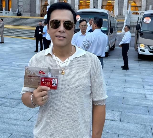 受邀观礼九三阅兵的8位明星，个个口碑好，这才是我们该追的明星