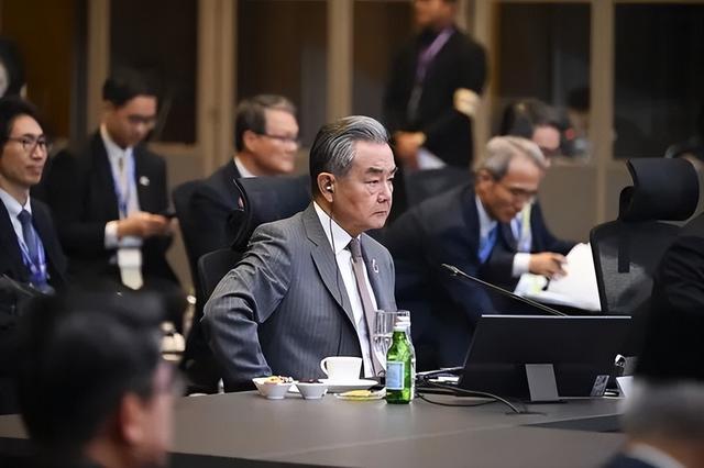 王毅外长立下大功，用美国最意想不到的方式，中国接下了“战书”