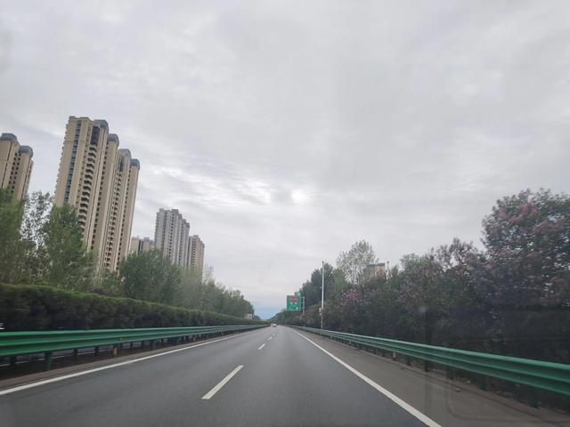 我们今天本来要去兰州水墨丹霞，却在会宁县被战友"俘虏”了