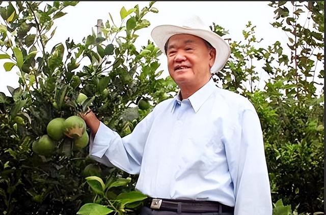 他是华国锋的接班人一心为国操劳，晚年回到家乡当农民