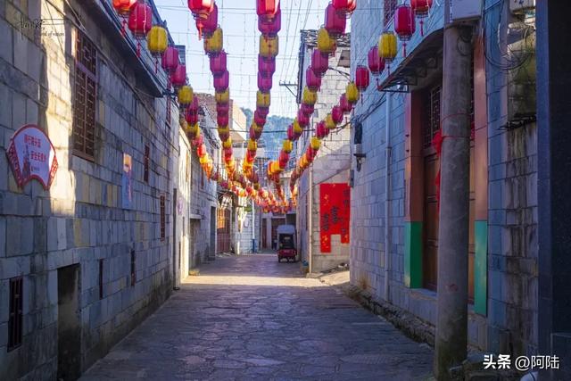 鲍家屯是一座活着的“明代博物馆”，也是体验屯堡文化的宝藏景区