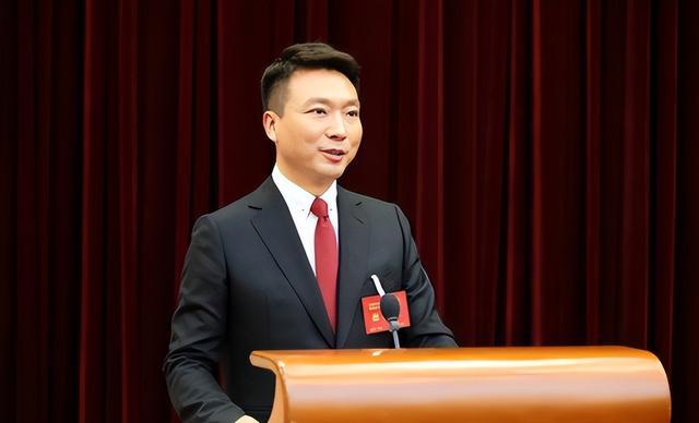 "央视一哥"康辉，丁克一辈子	，却在四十岁接到一通电话让他后悔