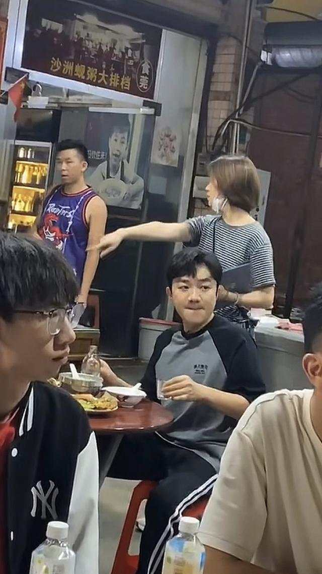 香港街头偶遇王祖蓝，本人非常低调随和，鼻子好大，好像还没睡醒