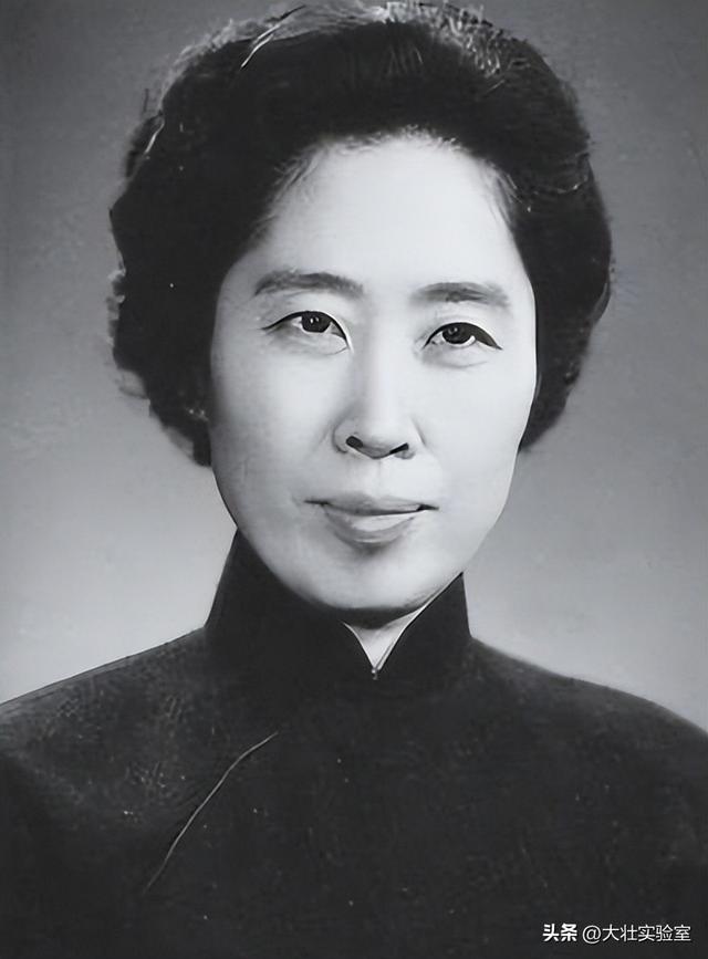 王光美有多美？1940年王光美在大学留影	，19岁气质出众