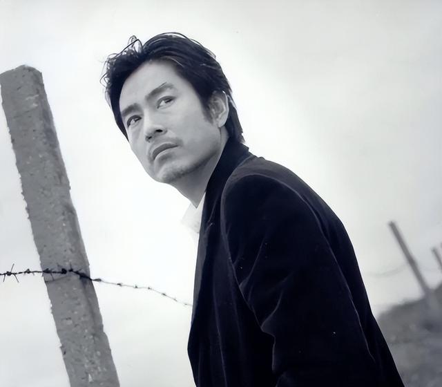 54岁凭央视大剧一夜爆火，如今又父子同台飙戏，17岁儿子比他还帅