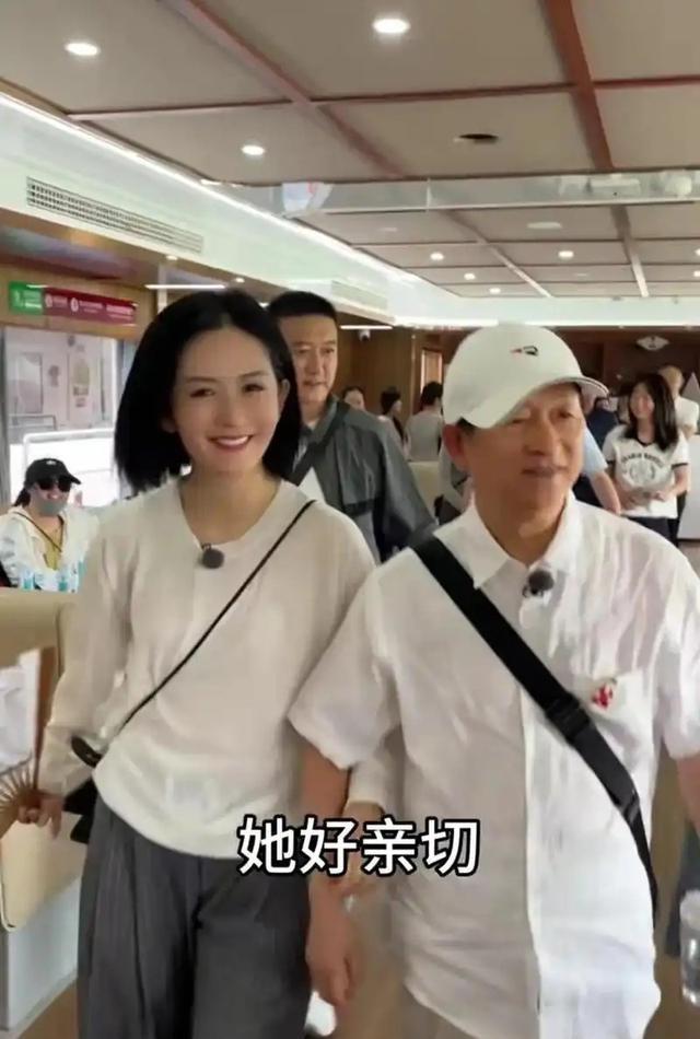 谢娜夫妇带三女儿外出，有谁注意跳跳俏俏的保姆？刷新了我的认知