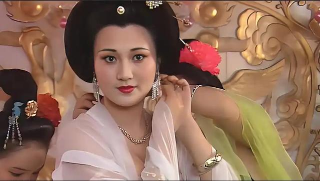 杨玉环晚上睡觉有个坏习惯，一般人都难以忍受，唐玄宗却十分享受