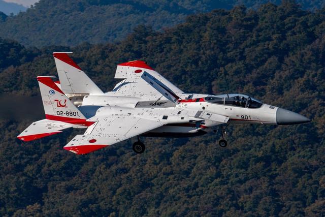 高市还没登上访美飞机，美日突然联手派兵，决不许中国改变现状？