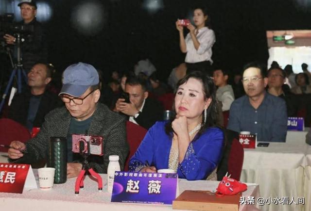 封杀四年，49岁赵薇近况再曝，面相仪态都变了，胃癌传闻真相大白