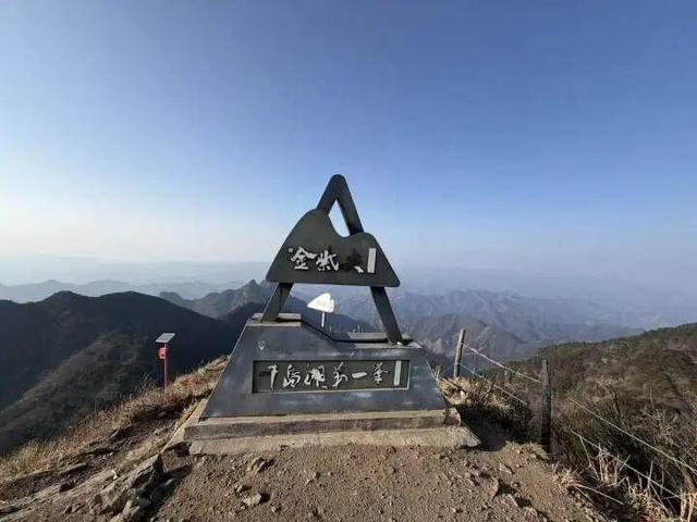 “再往前走一步，就是悬崖！”驴友迷路被困漆黑山中，随手拍下的一张照片，救命了！