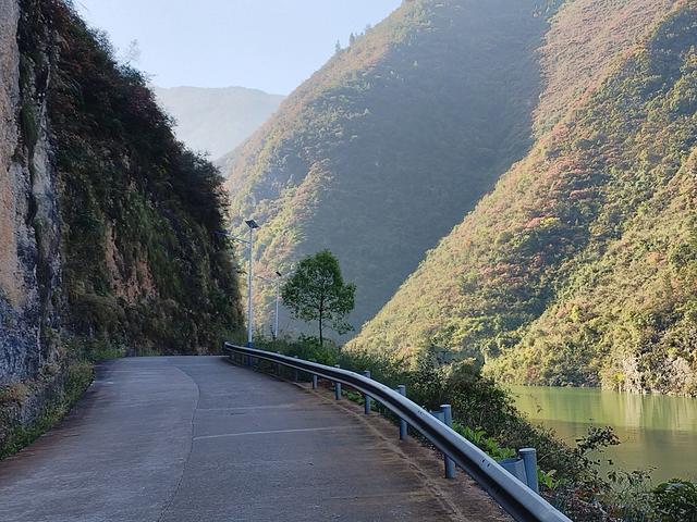 鄂渝行第四天（上）：小红船换小白船，从巫山到巴东