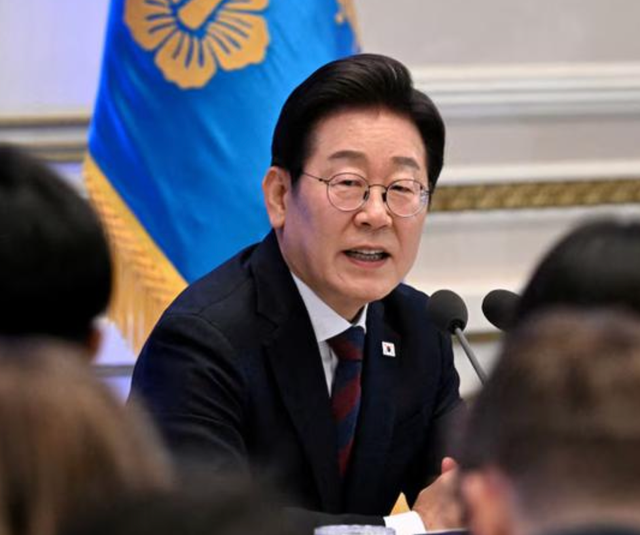 刚见完李在明，不到24小时，特朗普发来邀请，有件大事要和中国谈