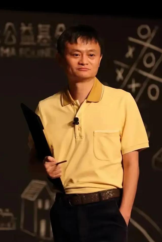 马云和母亲的合照，照片中母子长的太像了，这脸型几乎一模一样