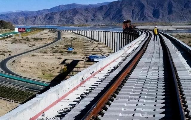 3000亿砸第二条进藏铁路，专家表示难回本，中国为何仍坚持修建？