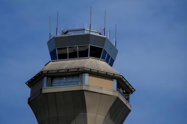 美政府停摆27天！航空业瘫痪，薪水叫停，不到2天延误1万次航班