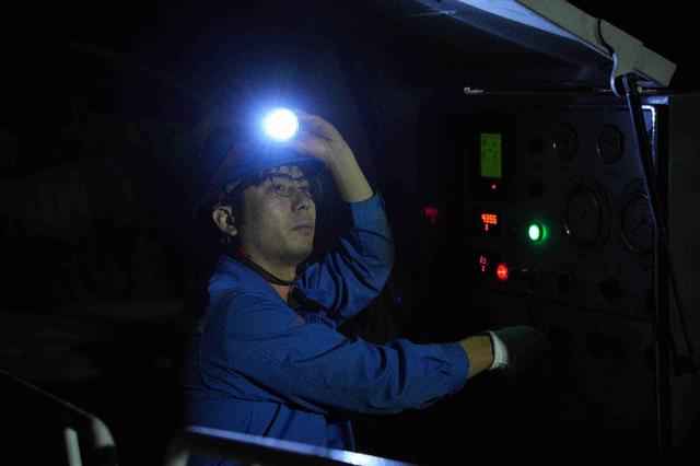 奋战14个“不眠夜” 成都“立体双环”输电线路成功跨越成渝高铁