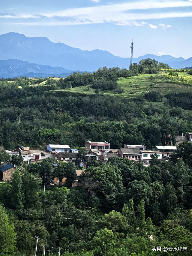 蓝田的美，美在隐秘：这是山边一条少有人走的路，我却走过很多次