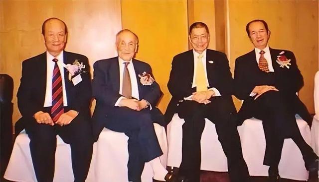 将2000亿资产无偿捐给国家，死后享国葬待遇，儿子却开大巴谋生