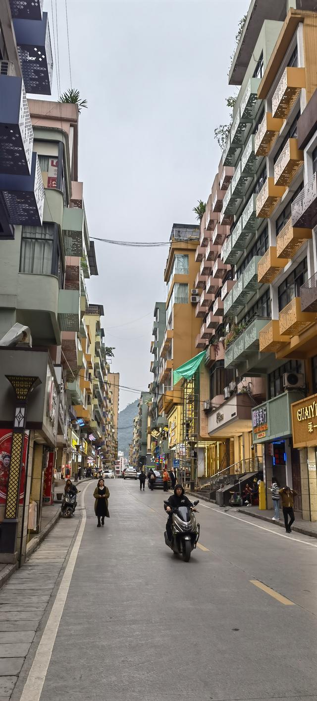 一车一人自驾游（五）：中国最“窄”的县城，爬坡上坎为生活日常