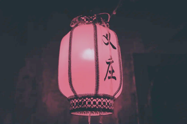 重庆南山有一座荒废庄院，曾是停放棺材的地方，胆小的人不敢靠近