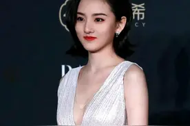 宋祖儿，白色深v ​​​图片