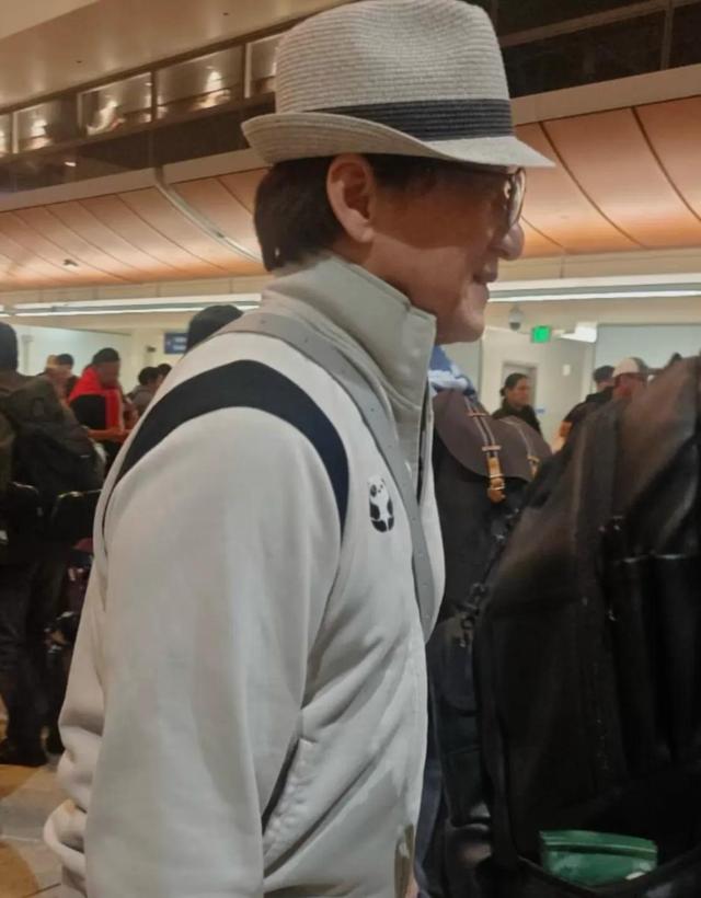 成龙主动招呼刘亦菲来合影，她穿紧身瑜伽裤三角区不明显，她很瘦