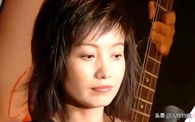 她连续5次上春晚，私下却和恩师同居怀孕被骗流产，现在57岁单身